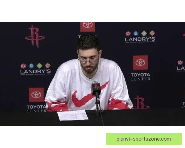 申京疑似腰部受伤多次捂腰返回更衣室比赛情况引关注 申京疑似腰部受伤多次捂腰返回更衣室比赛情况引关注